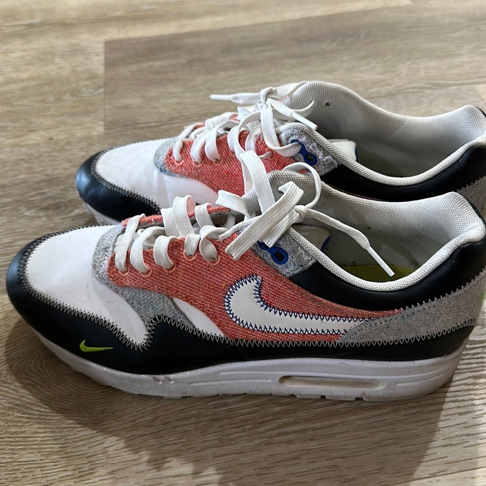 Nike Air tennis shoes